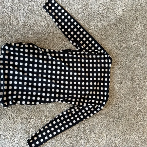 Vince Camuto Black and White Patterned Top with 3/4 Sleeves size small - Picture 5 of 5